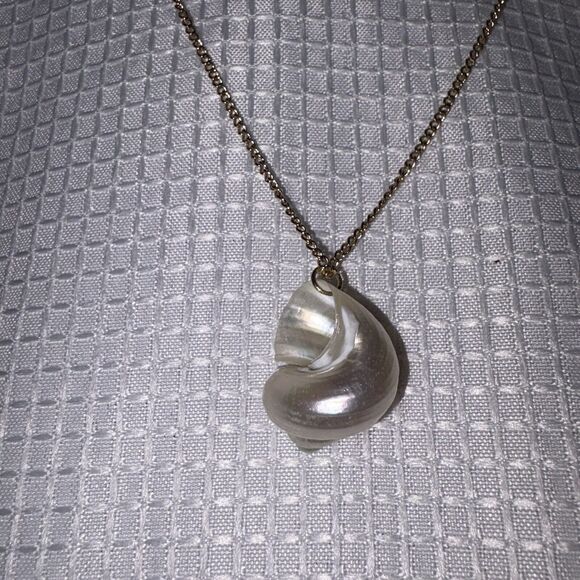 Urban Outfitters Gold Tone Dainty Necklace Seashell NWT - Picture 4 of 7